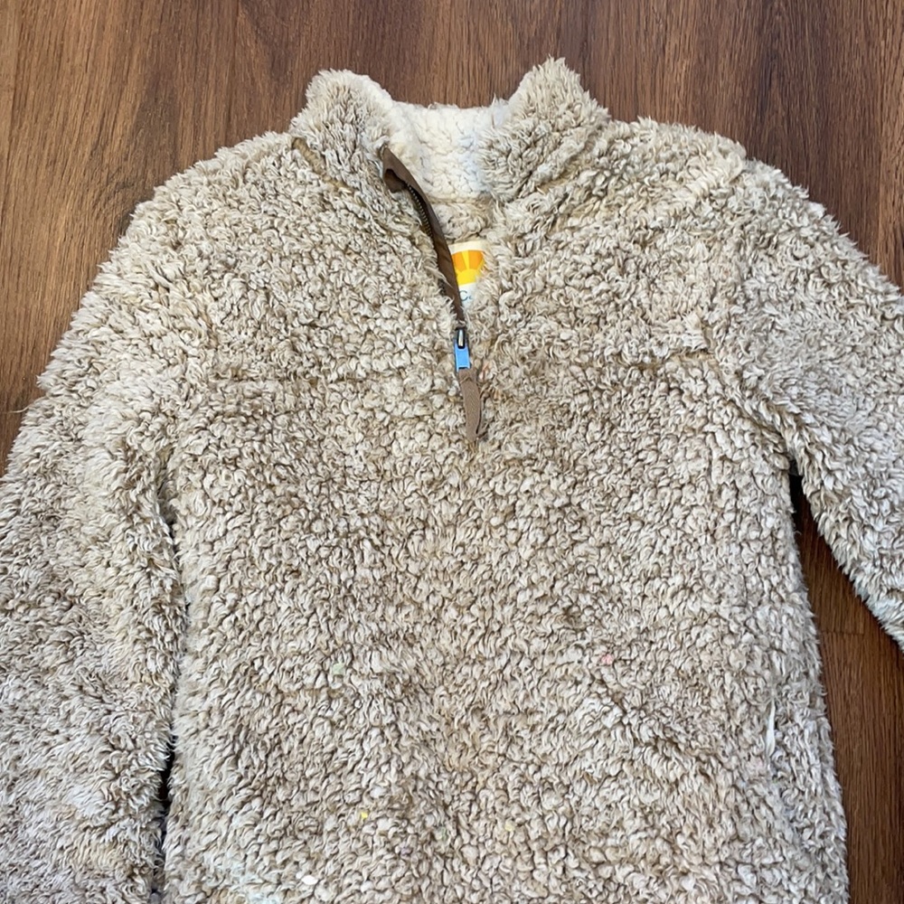 Fuzzy pull over - Picture 2 of 4